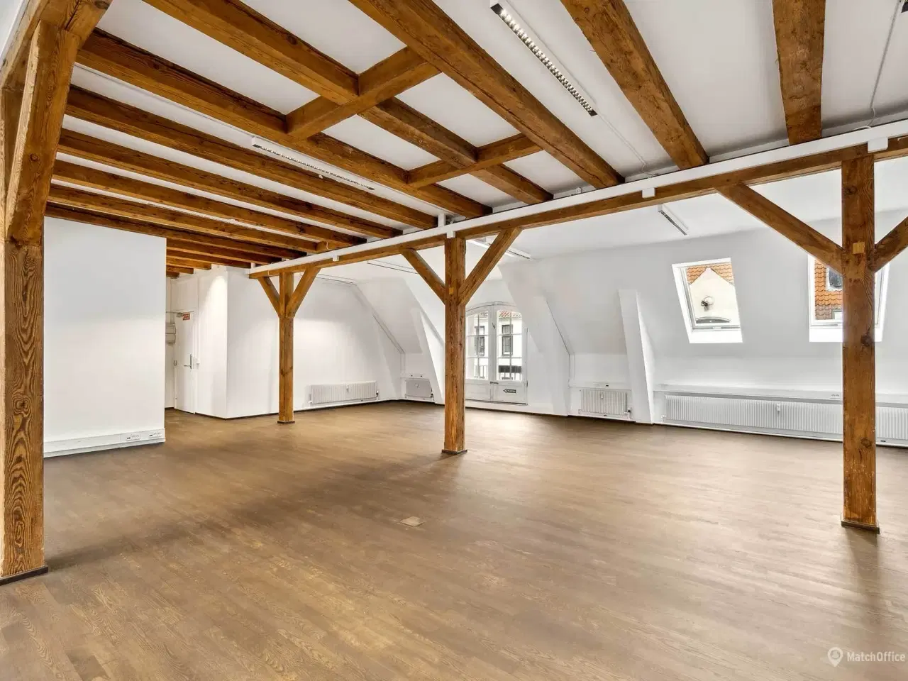 Billede 3 - Historisk pakhus med fritlagte bjælker og hyggelig brostensbelagt gård - kombineret med moderne Street Art Museum