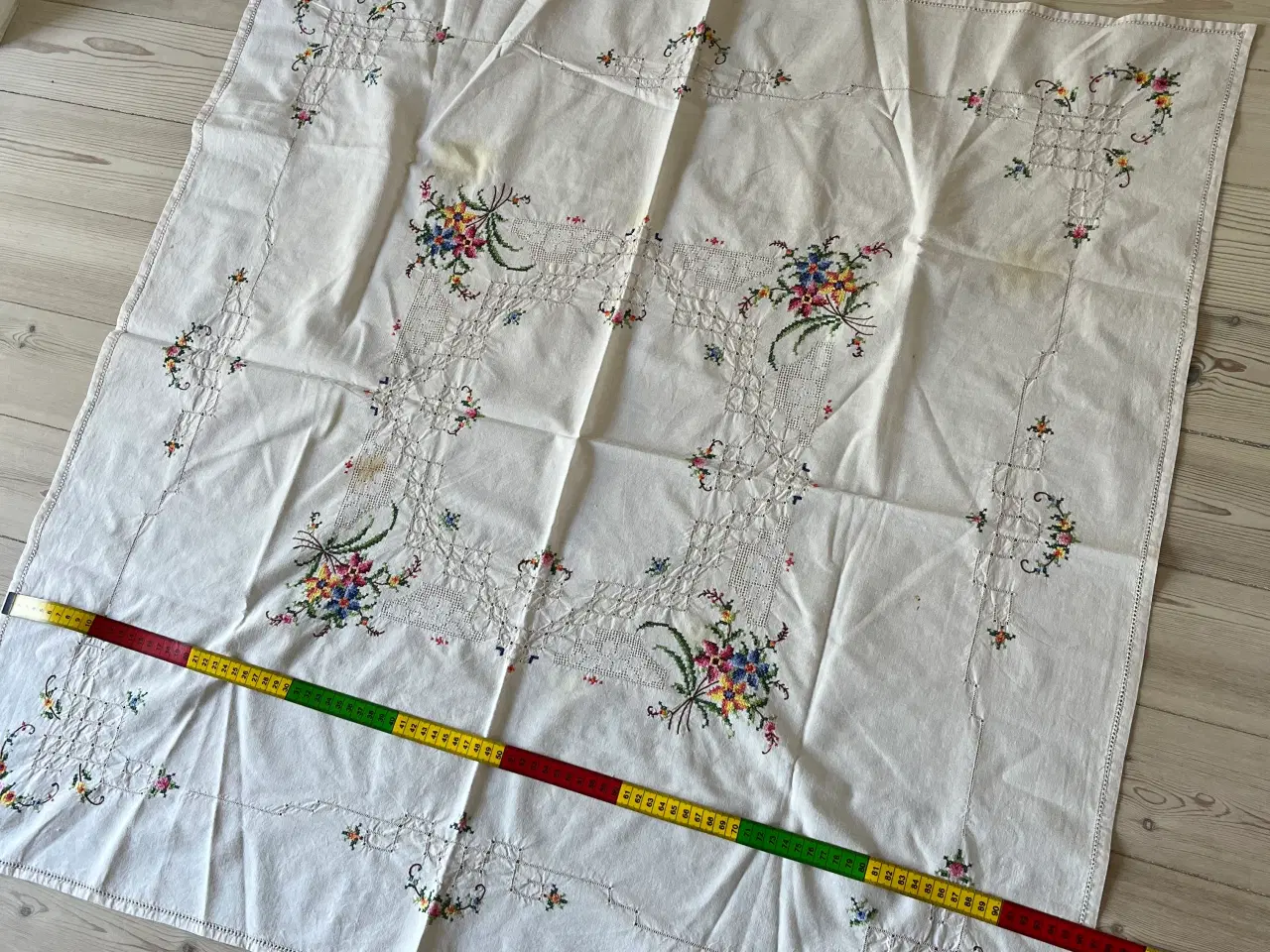 Billede 4 - Dug med broderi
