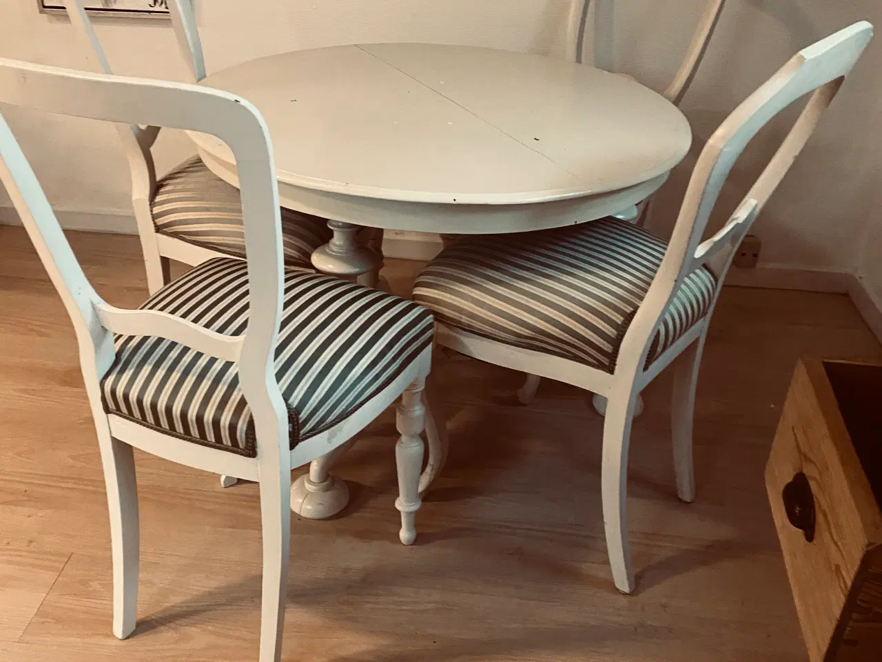 Billede 3 - Rundt spisebord med 4 stole