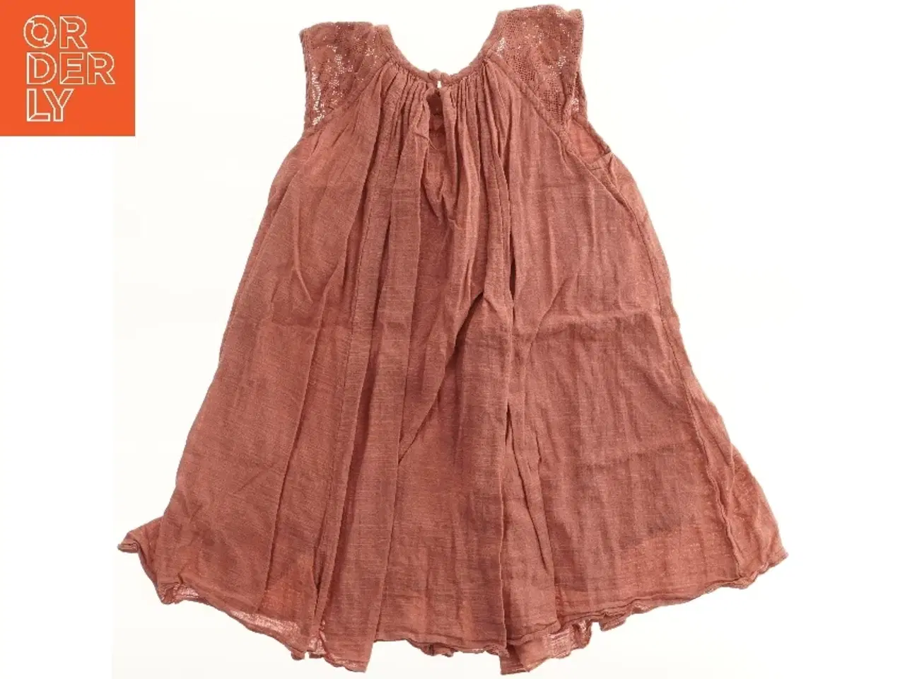 Billede 2 - Børnekjole med blondedetaljer fra Pomp de Lux (str. 122)