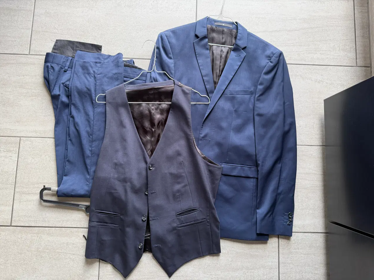 Billede 1 - Junk De Luxe jakkesæt med vest i str 50 (medium)