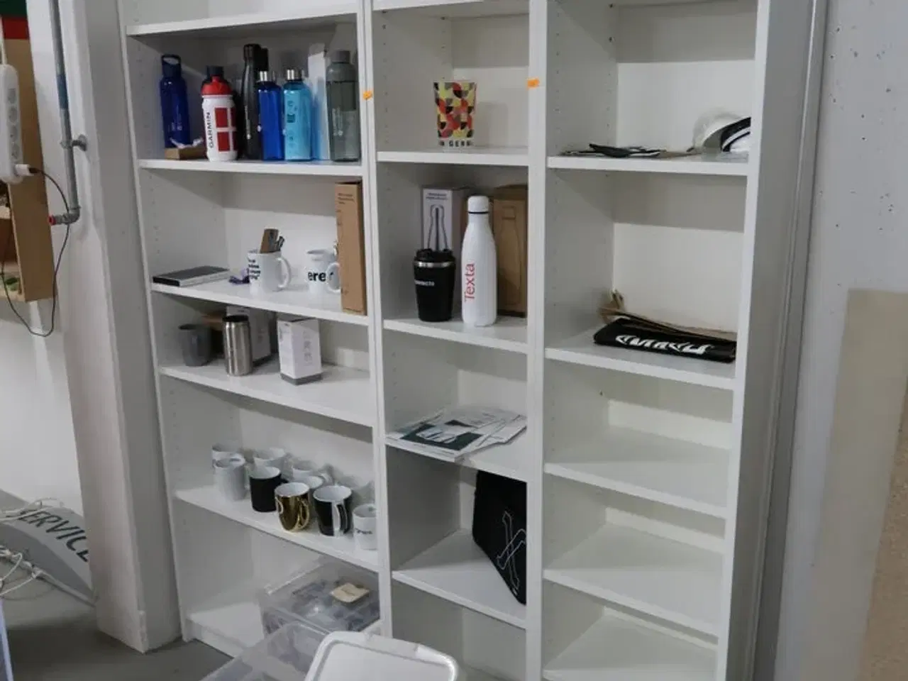 Billede 1 - Reol med indhold