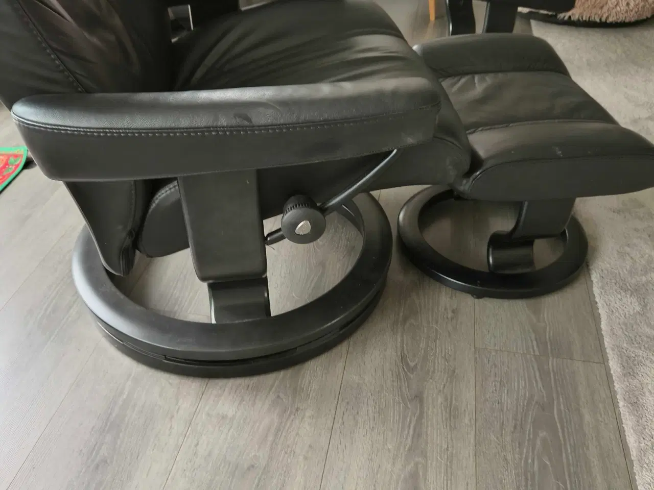 Billede 2 - Stressless sort stol og sort stel.