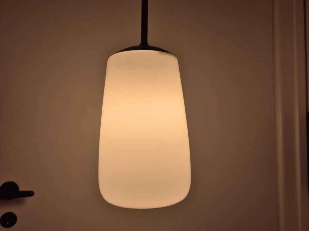 Billede 6 - Elegant retrolampel i opalglas med messingtop