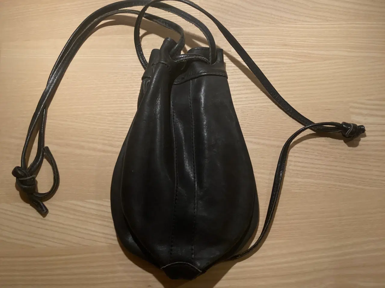 Billede 3 - Lækker lille “tobakspungs” skuldertaske