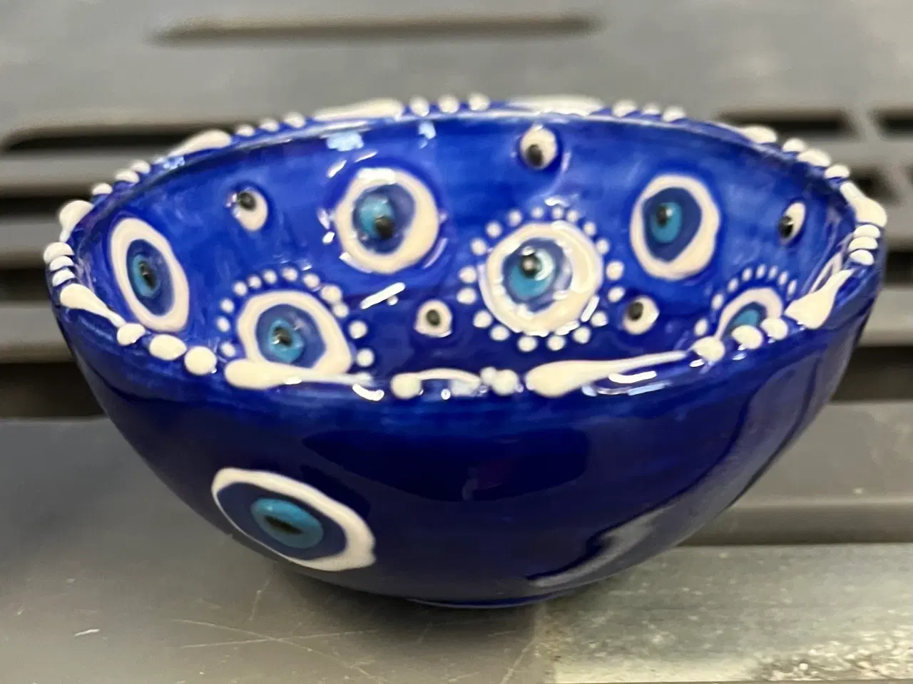 Billede 1 - Keramisk håndmalet skål med blå øjne