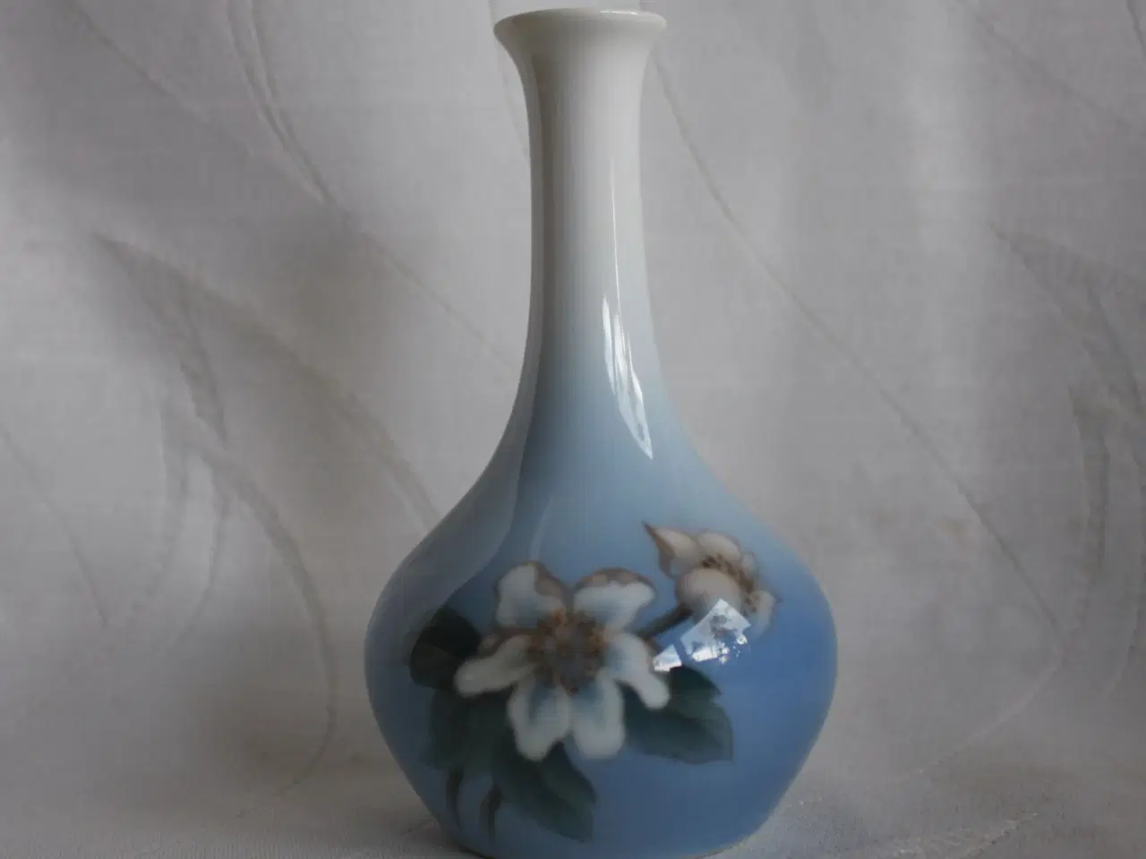 Billede 1 - Vase med blomst fra Bing og Grøndahl