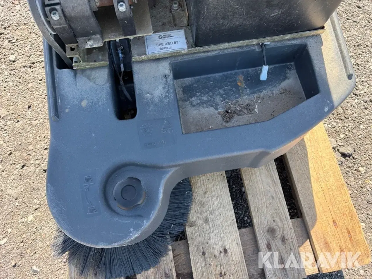 Billede 9 - Feje/sugemaskine Nilfisk SW799 S