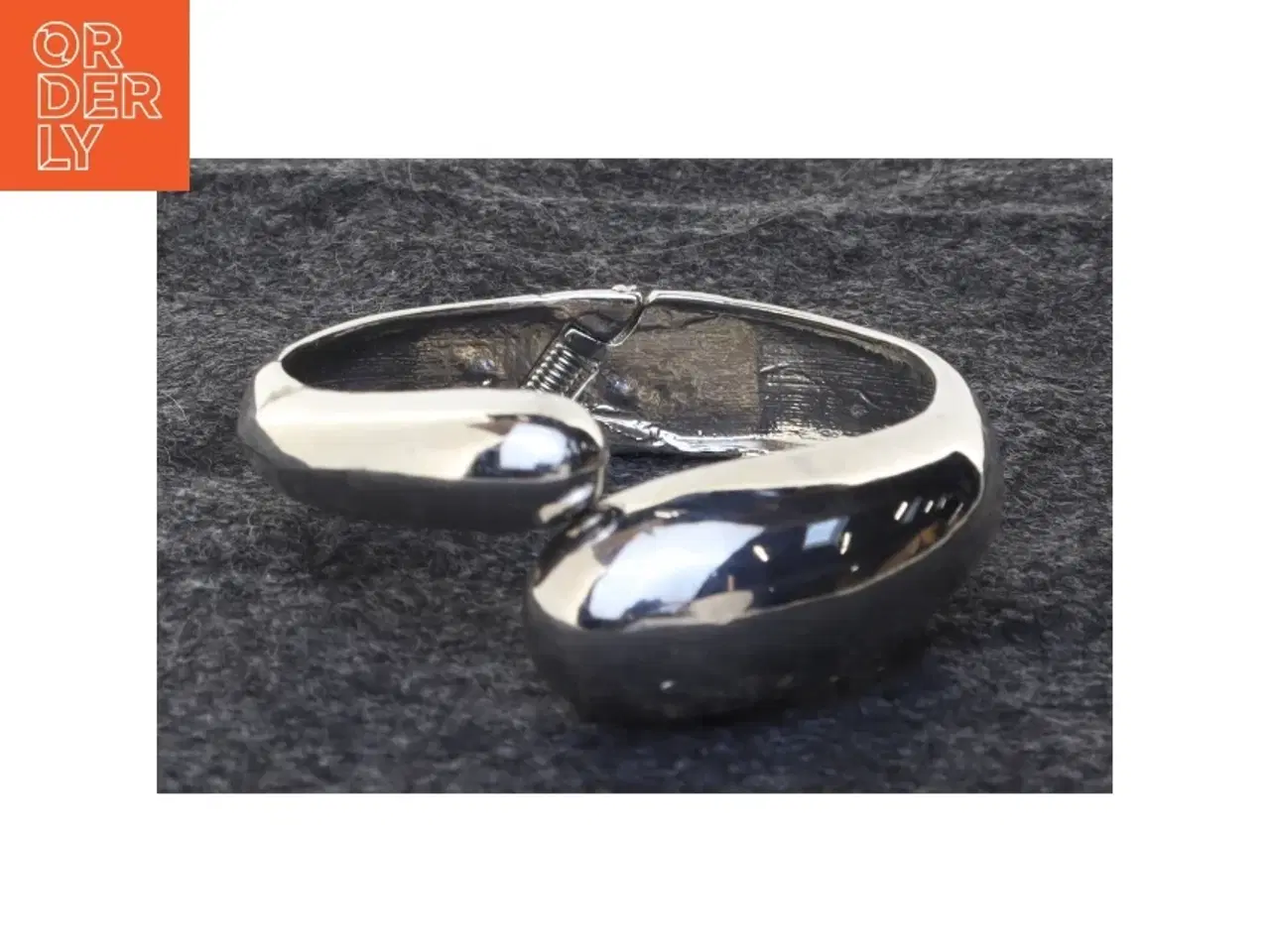 Billede 1 - Sølvfarvet armbånd (str. Ø 6 cm)