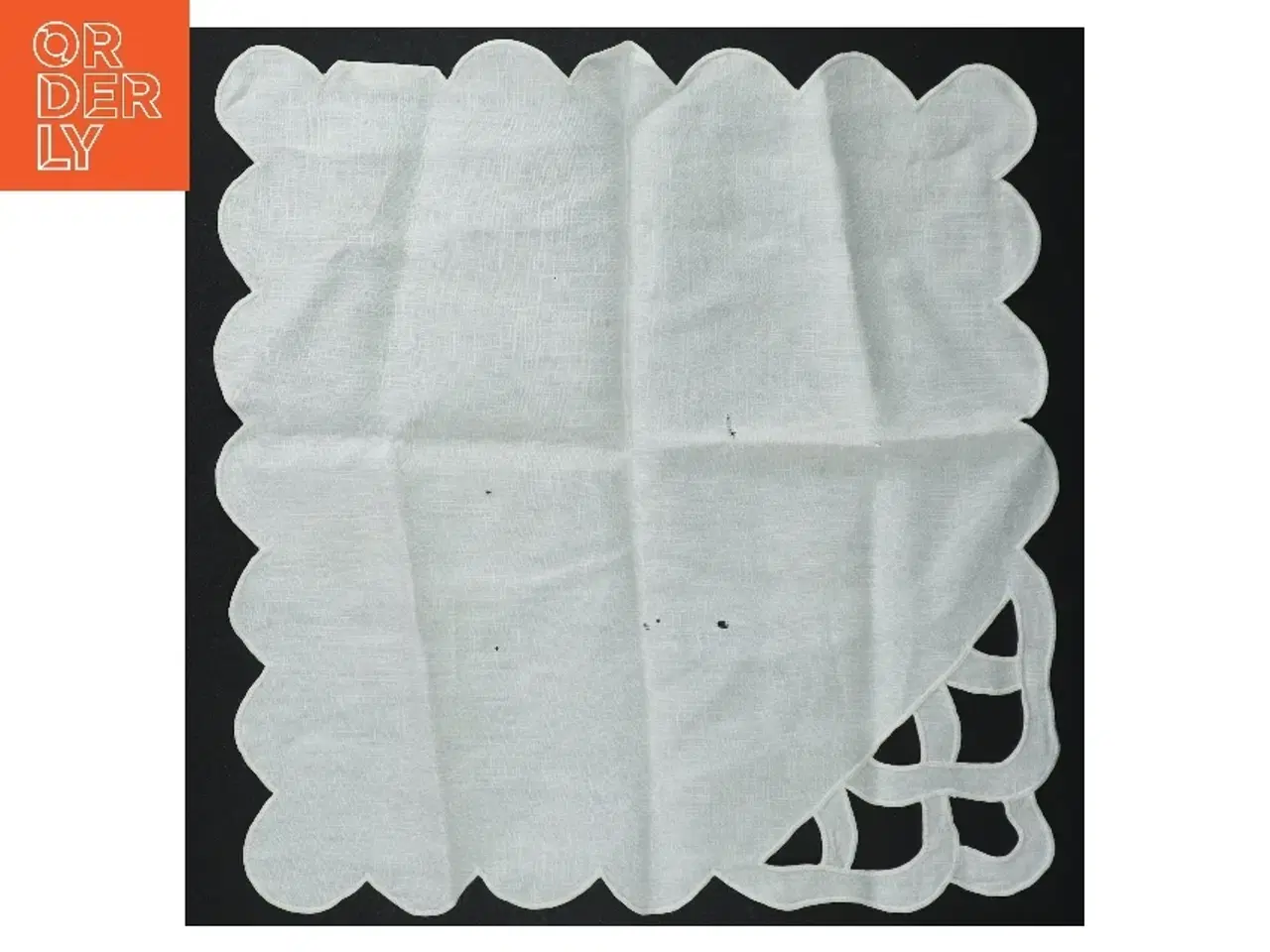Billede 1 - Hvid dækkeserviet med bølget kant (str. 30 x 30 cm)