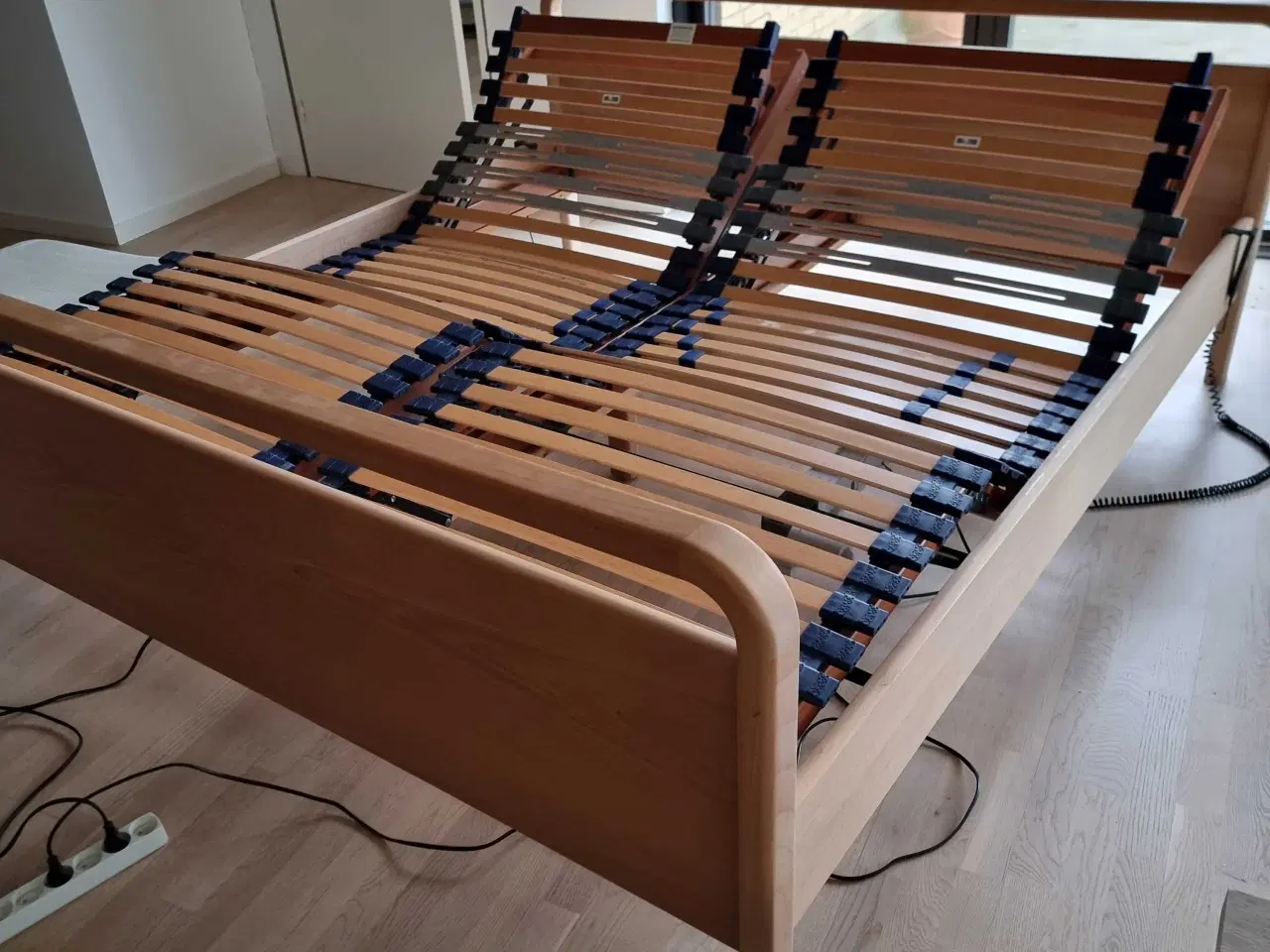 Billede 8 - Elevationsseng I massiv fyrtræsramme.