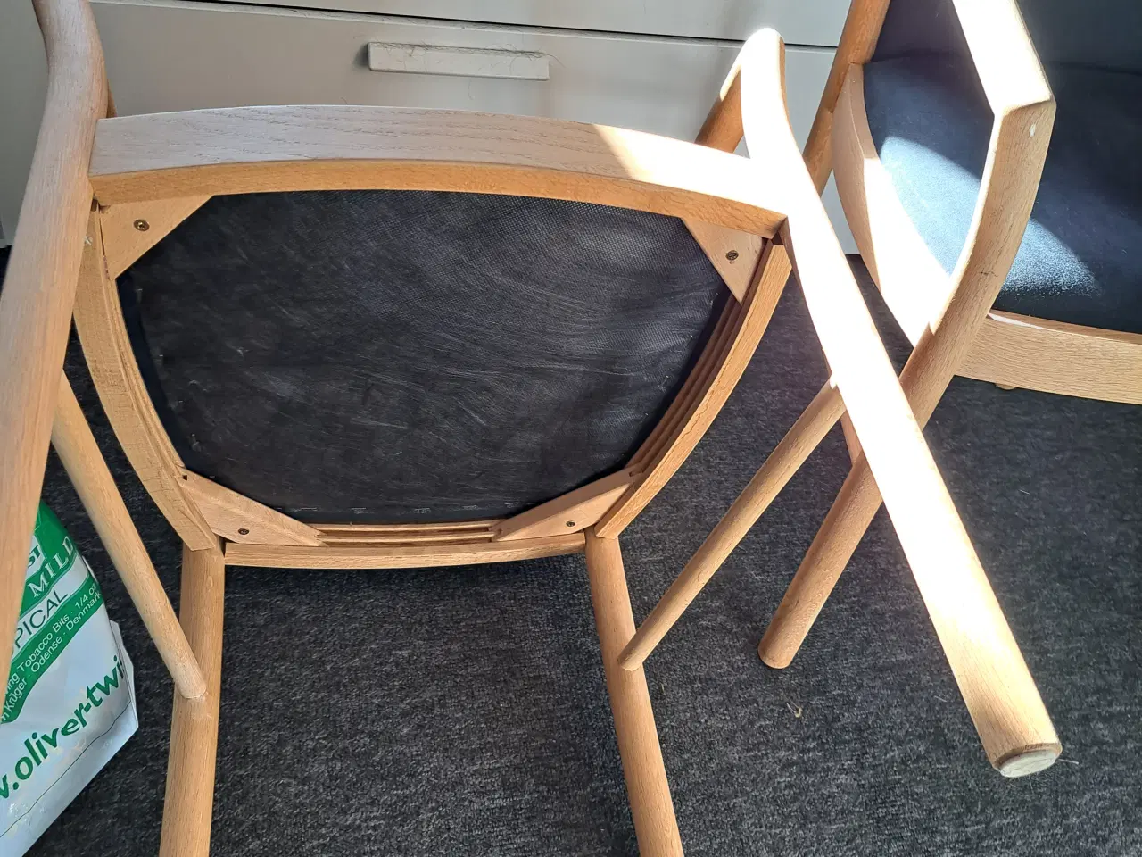Billede 4 - 2 stk. spisebordstole i eg og sort stof
