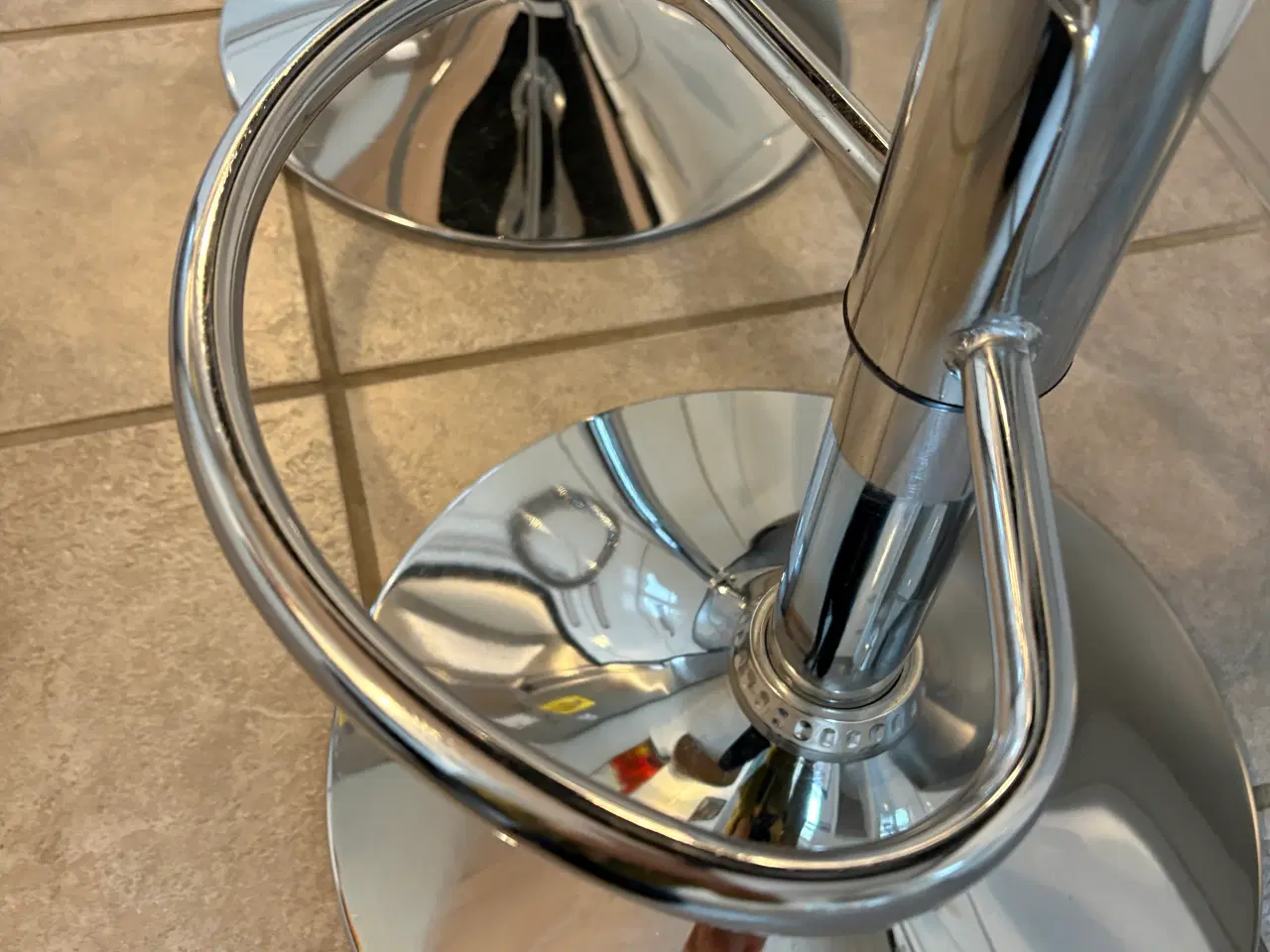 Billede 4 - Barstole med sort betræk. Ingen skrammer. 2 stk.