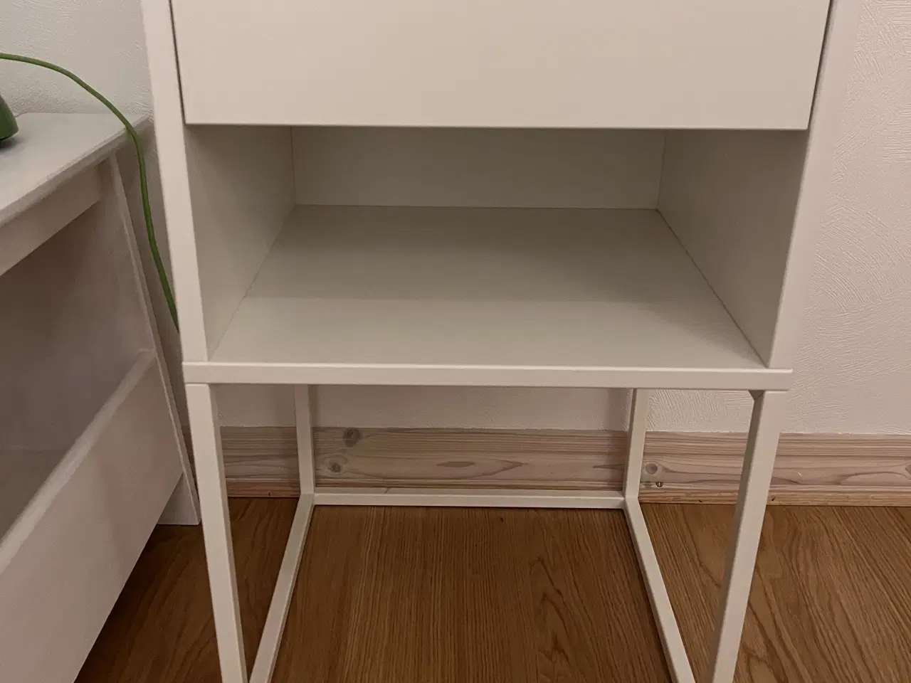 Billede 1 - Vikhammer sengebord ikea