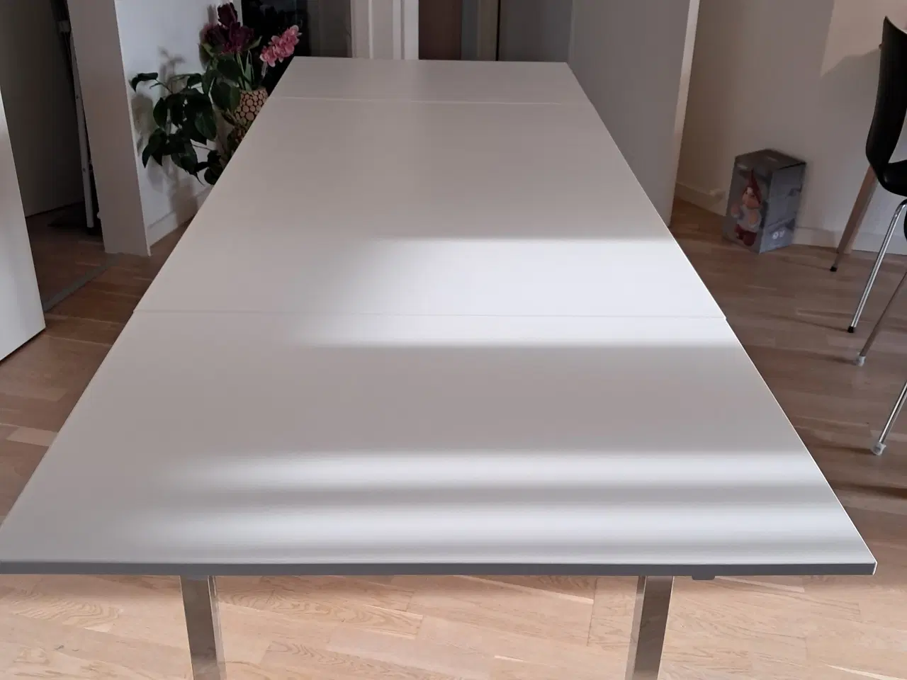 Billede 3 - Hvidt spisebord med metalben 