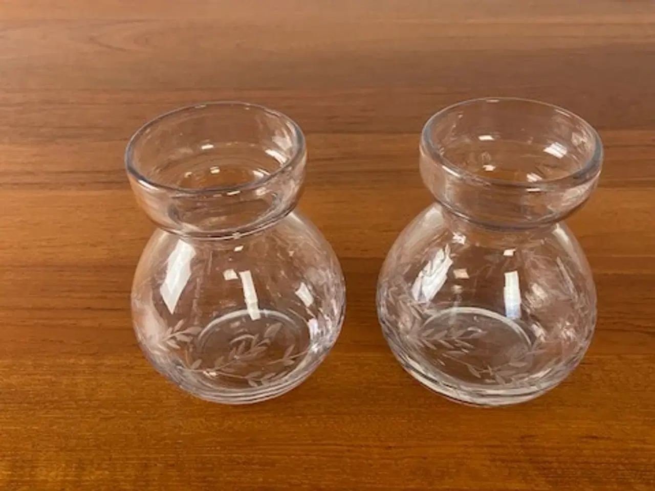 Billede 2 - 2 stk glas vaser med slebet mønster (hyasintglas)2