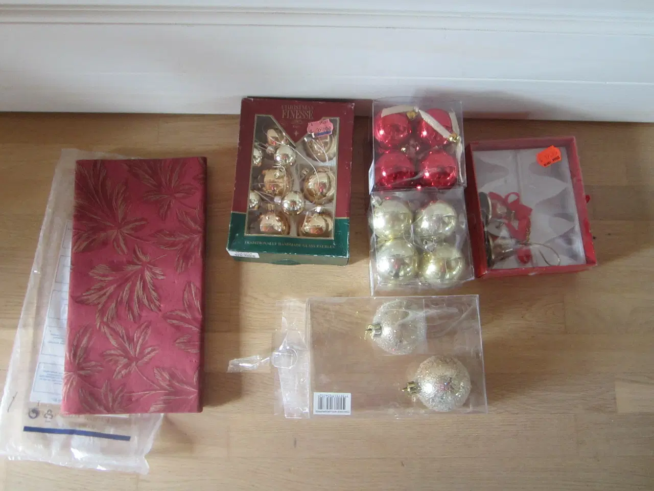 Billede 2 - Forskellige ubrugte julekugl/dug og Klokker samlet