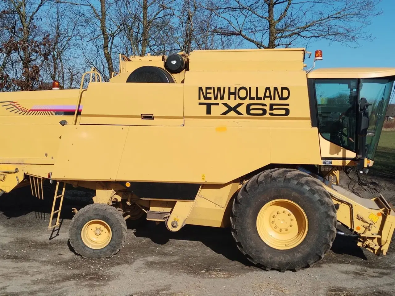 Billede 4 - New Holland TX 65 SLH TX65 med selvopret soldkasse, 17 fods skærebord, snitter, Årg 1998, 3236 tærsketimer og 4036 motortimer , 800-65/32 hjul 405 baghjul