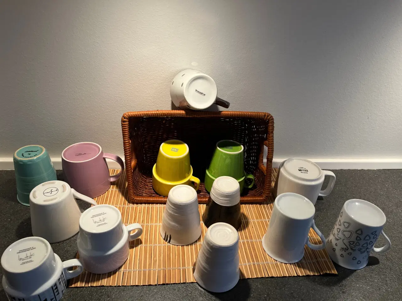 Billede 2 - Udsalg - 14 krus og kopper i keramik, flerfarvet