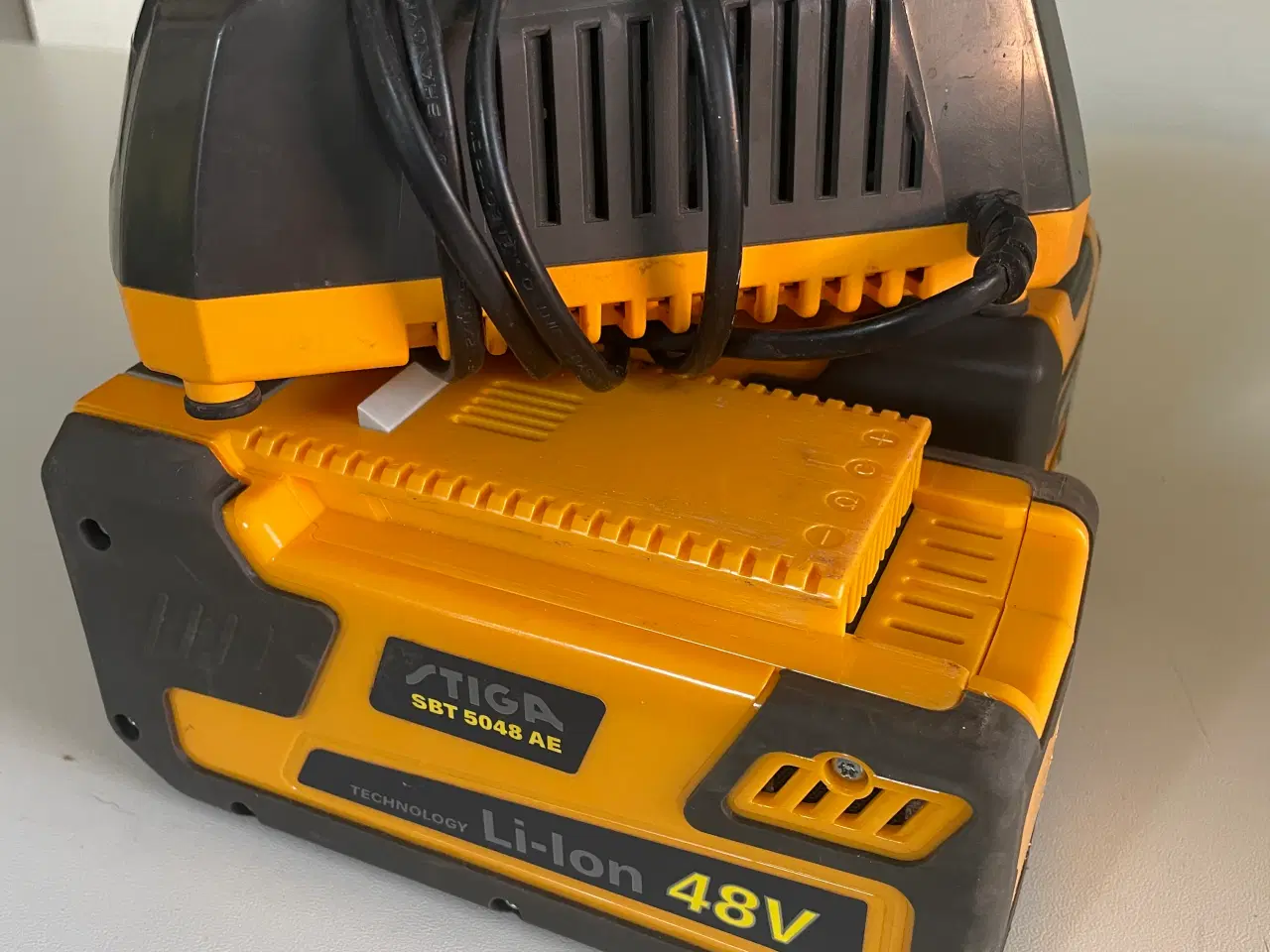 Billede 2 - Stiga batteri med oplader SBT 5048 AE
