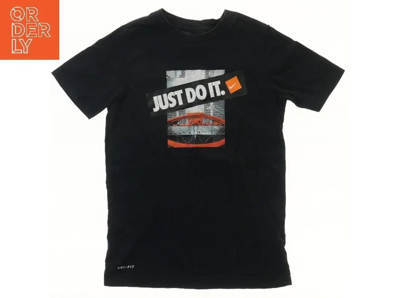 Billede 1 - Sort T-shirt med tryk fra Nike (str. 128)