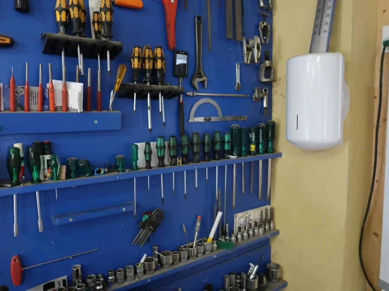 Billede 8 - Arbejdsbord med skruestik samt værktøjstavle med div. Værktøj