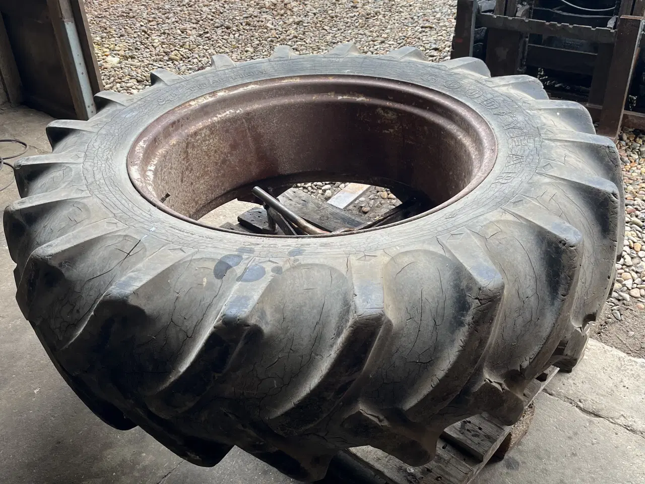 Billede 3 - Tvillinghjul 16,9-34 pris 1000kr