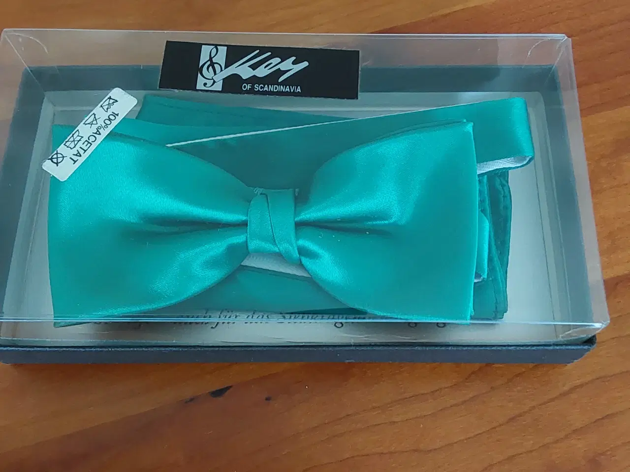 Billede 1 - Butterflye med pyntelommeklæde fra Key