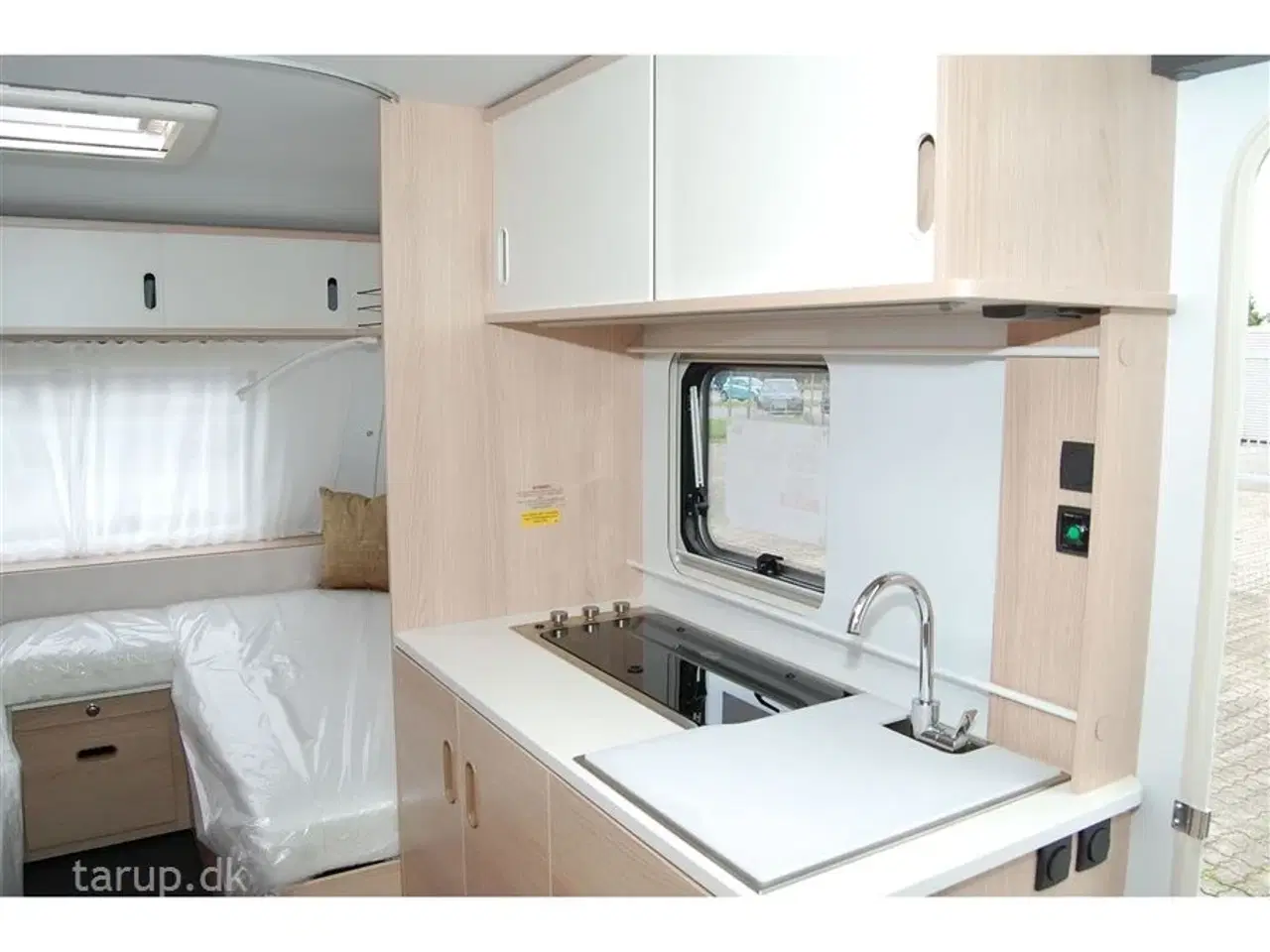 Billede 11 - 2024 - Adria Aviva 492 LU   Enkeltsenge m/udtræk og elevation, endesidde-gruppe, USB-stik,  142 l.  køleskab med fryser, tv-arm,