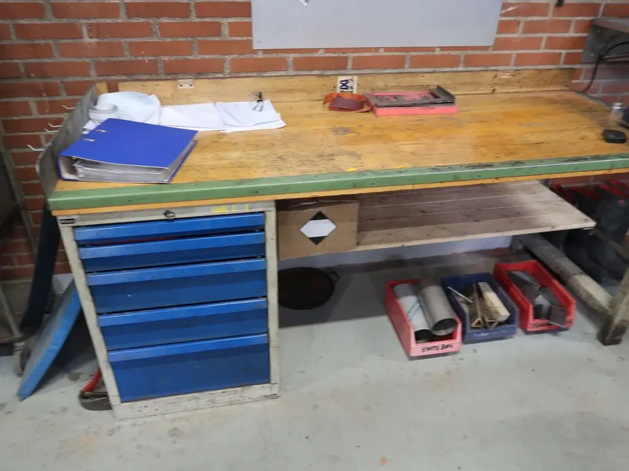 Billede 1 - Arbejdsbord med skruestik samt div. Værktøj