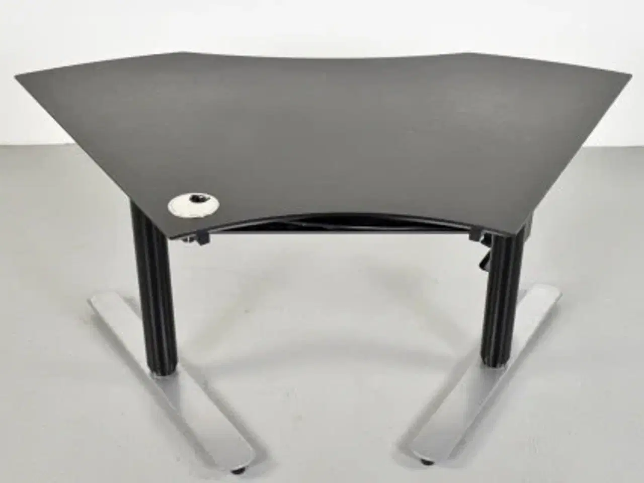 Billede 4 - Hæve-/sænkebord med sort linoleumsplade og sort og grå stel