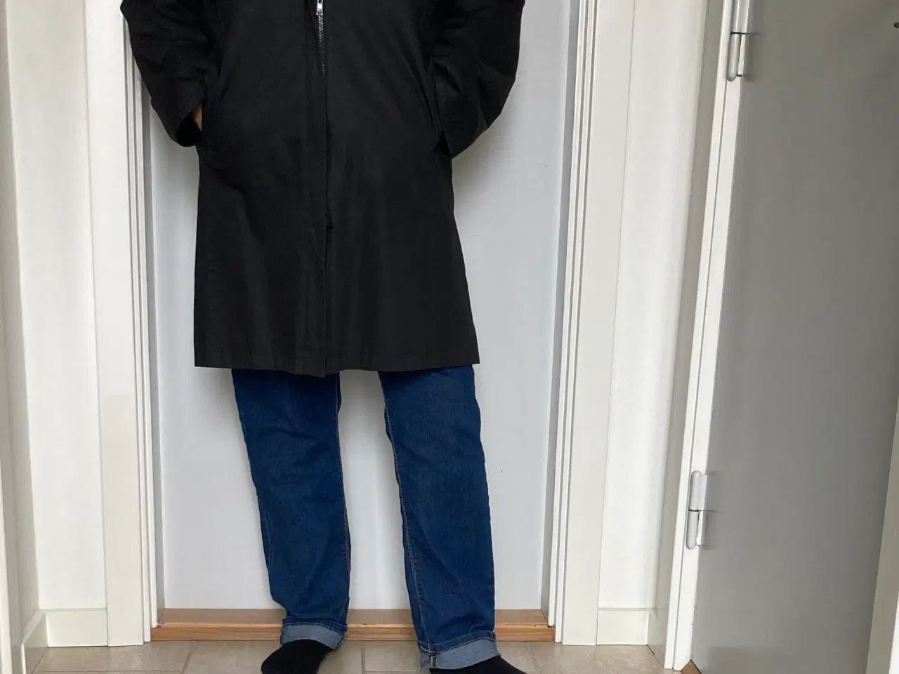 Billede 4 - Lun og flot sort dame vinterfrakke str 42