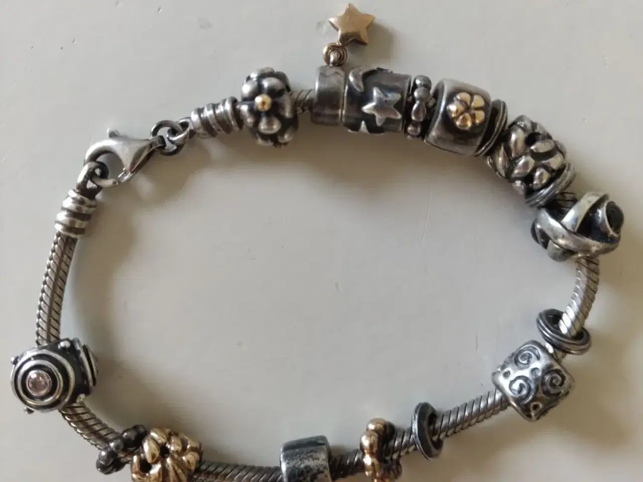 Billede 1 - Pandora slangekædearmbånd med charms.