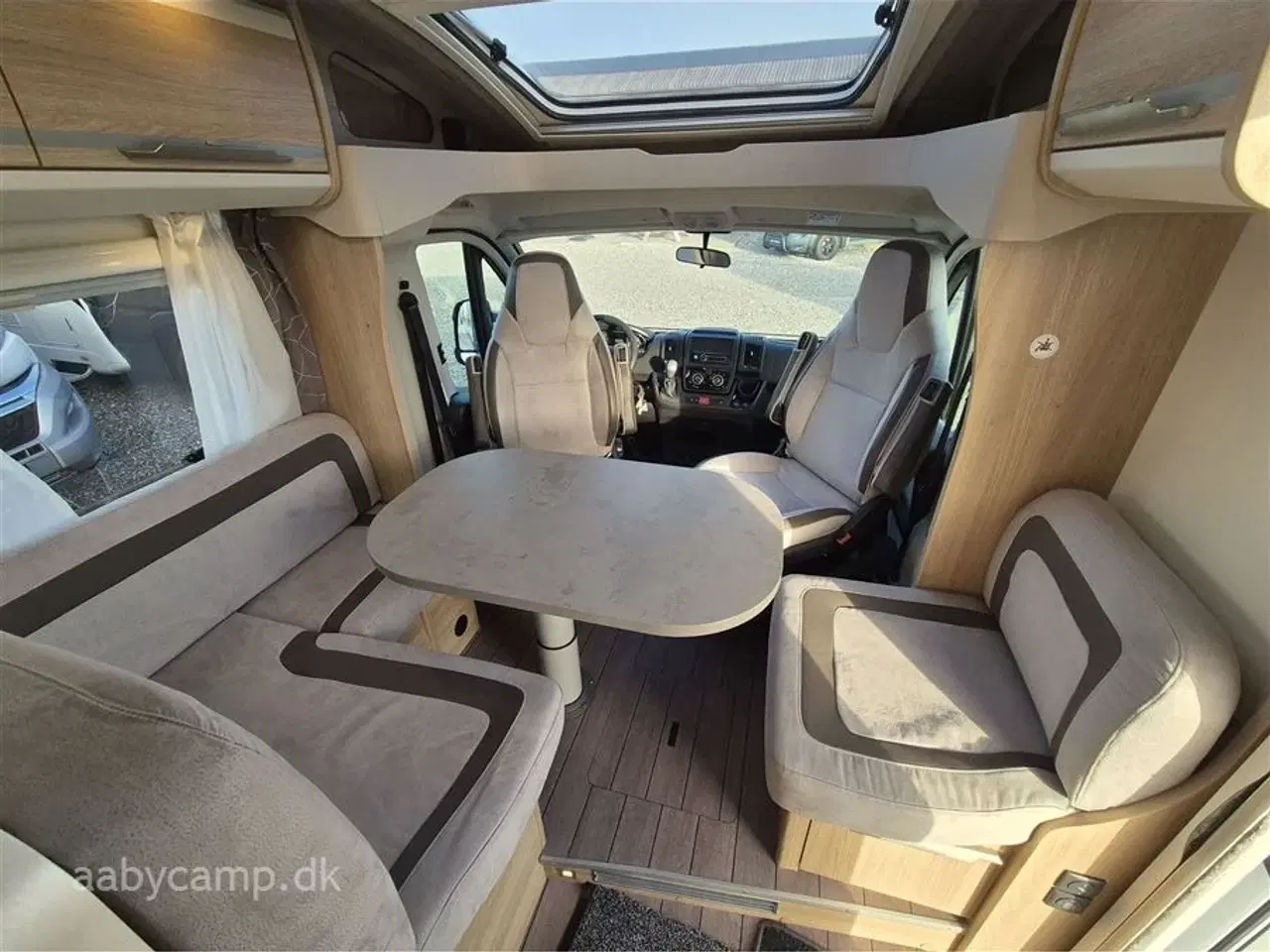 Billede 7 - 2018 - Knaus Sky TI 700 MEB Automatgear. Solceller. Batteri. cykelstativ. Elektrisk indgangstrin. Elektrisk Markise. Anhængertræk. KUN 35,700 KM!!!