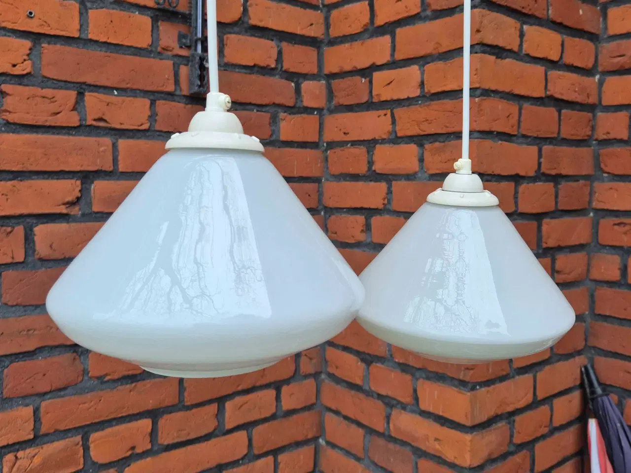 Billede 2 - Perfekte retrolamper i hvidt opalglas 