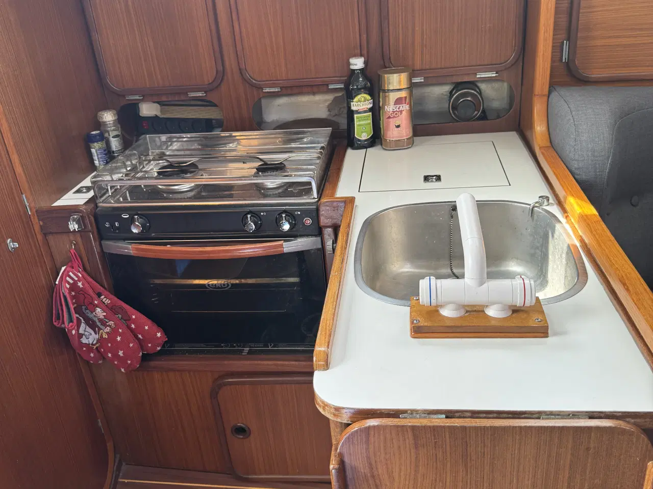 Billede 2 - Rummelig sejlbåd med nyere motor – Søsættes 24. ap