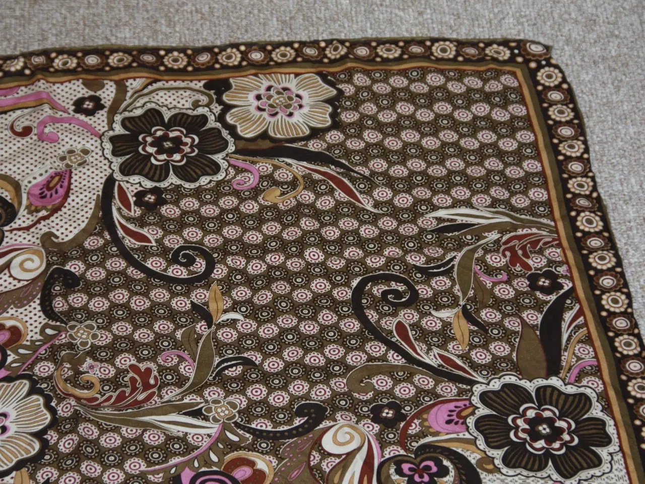 Billede 3 - Smukt silke tørklæde 100% Silk håndsyet 85 cm x 85