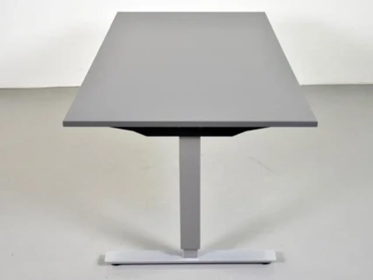 Billede 2 - Demo hæve-/sænkebord med grå laminat og alugråt stel, 180 cm.