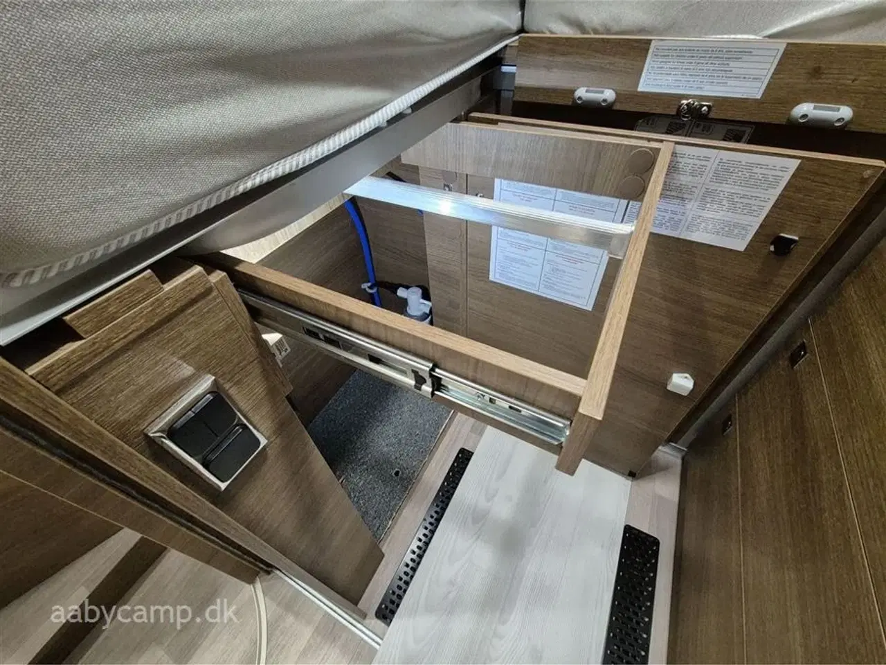 Billede 25 - 2024 - Benimar Amphitryon 967 Northautokapp   Nk.Pakke. Automatgear. solceller. 200Ah Lithium. 2000W inverter. luftundervogn på bagaksel. Hydrauliske støtteben. Alarm. Gasbageovn. Elektrisk tømning af frisk/spildevand. 3m vandfilter. tv samt internet antenne. Kan vejes op til 4400 kg.