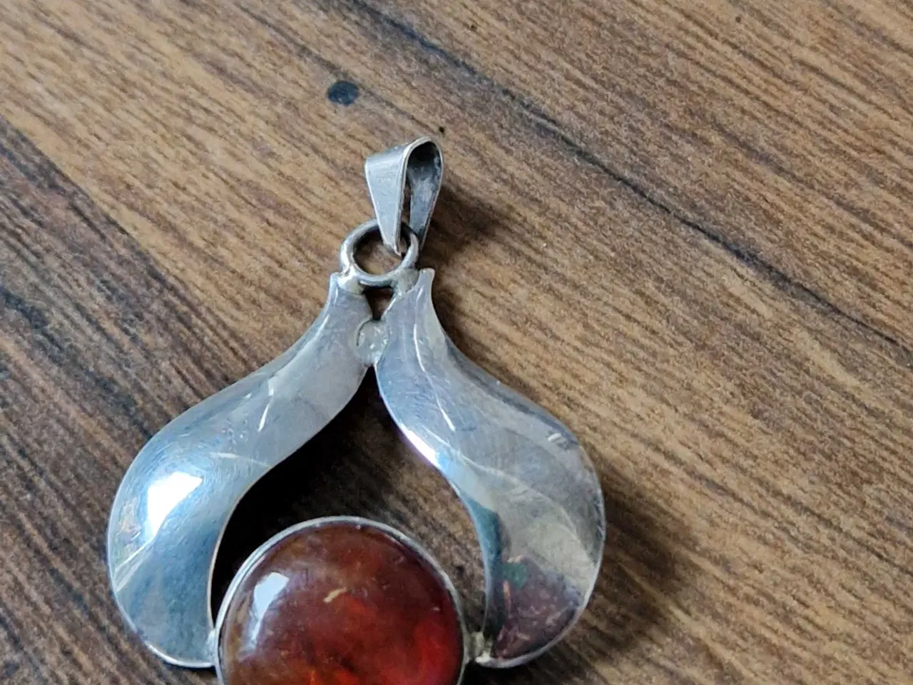 Billede 1 - Antik sølv vedhæng med rav. COF