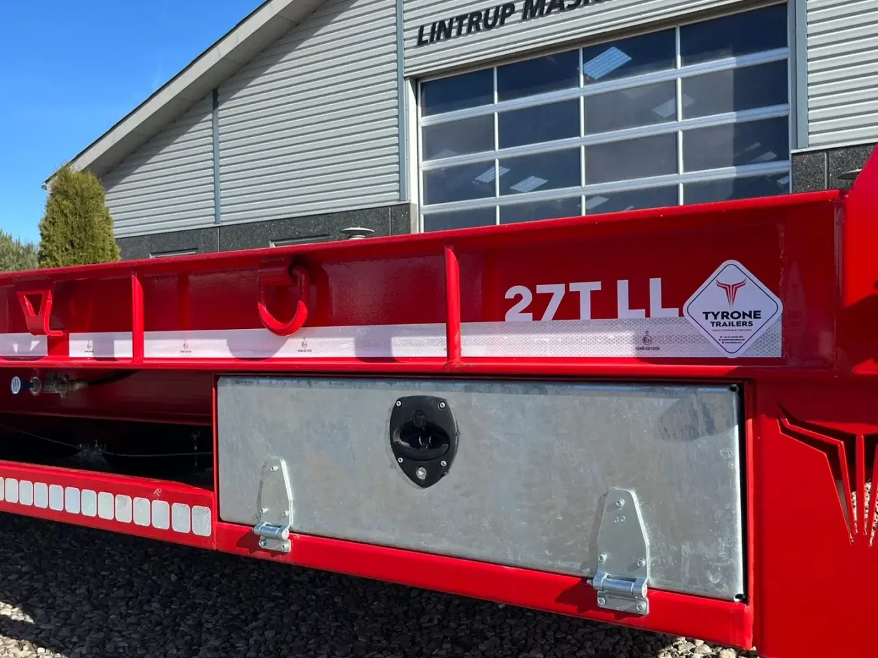 Billede 11 - Tyrone 27TLL LANG MODEL med Affjedret træk og affjedret aksler. Med hydrauliske ramper og værktøjskasse