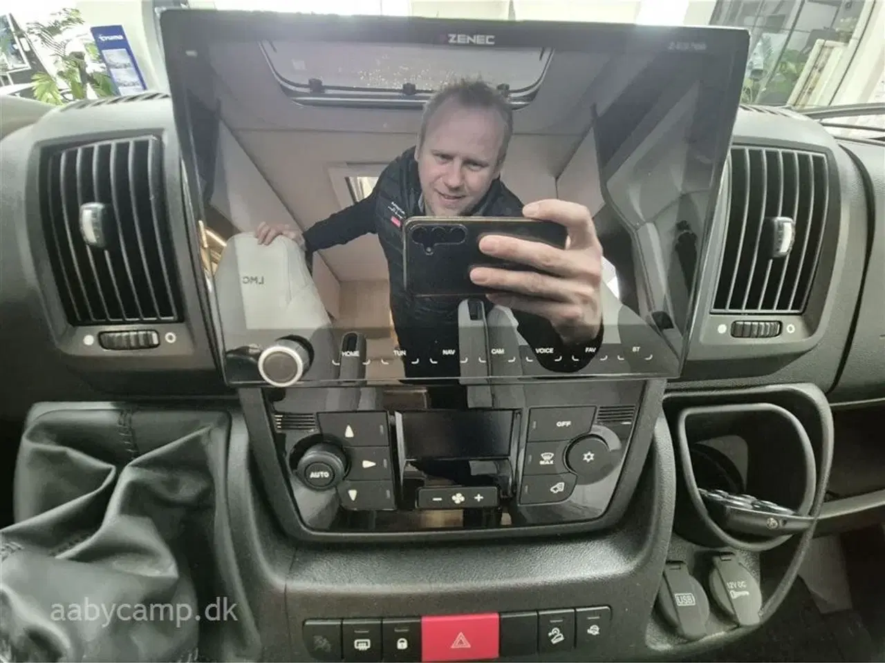 Billede 7 - 2023 - LMC Tourer H730 G Lift   Markise. solcelle. 200Ah lithium. 2000w inverter. 2x tv. Avara alarm. gulvtæppe. kompressor køleskab. Thetford ovn. gulvarme. undervognsbehandlet og lakforseglet.