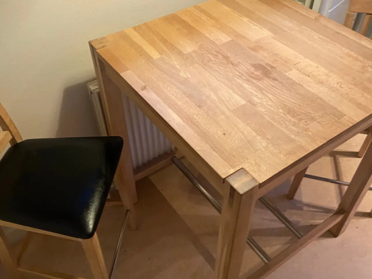 Billede 3 - Spise/ bar bord med 2 stole. 