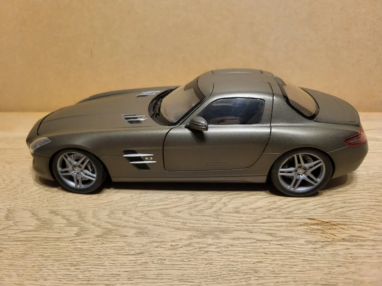 Billede 1 - Modelbil. Mercedes-Benz SLS AMG (2010) Skala 1/18