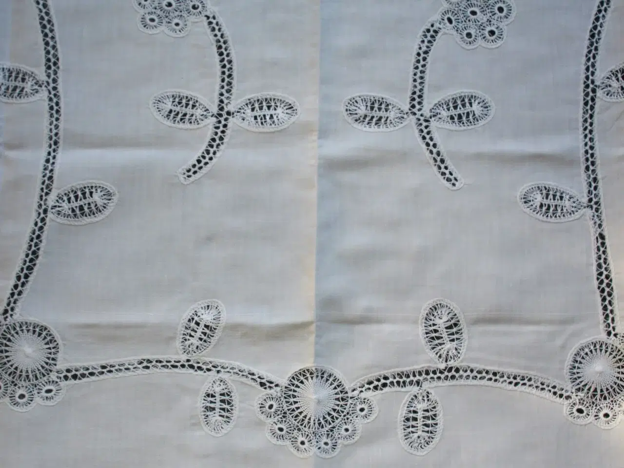 Billede 3 - Dug med gimpede blonder, 130 x 105 cm 