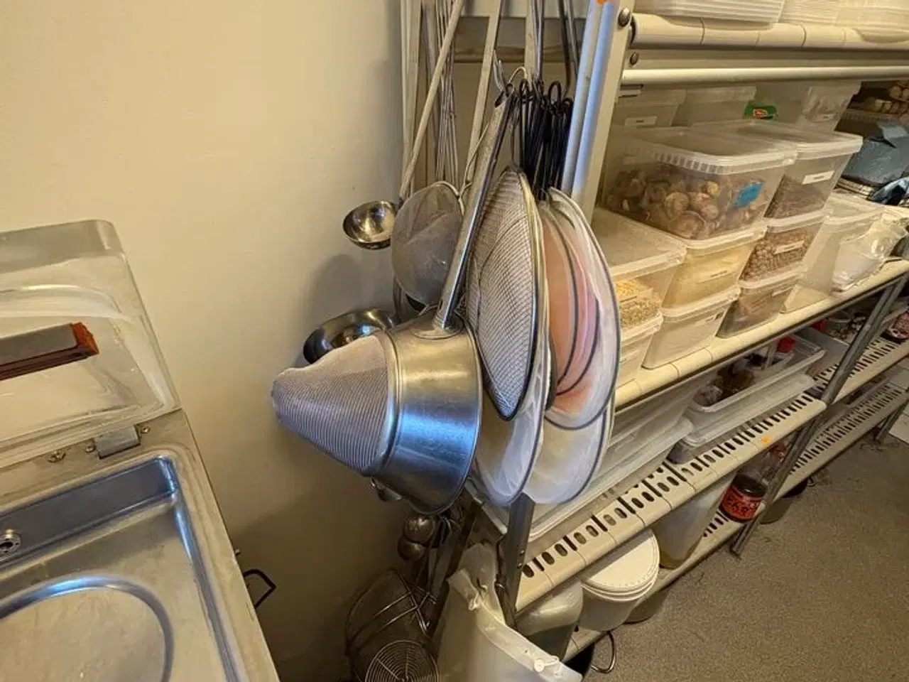 Billede 1 - Diverse køkkenværktøj SIGTE, SKEER, SPRØJTEPOSER MV