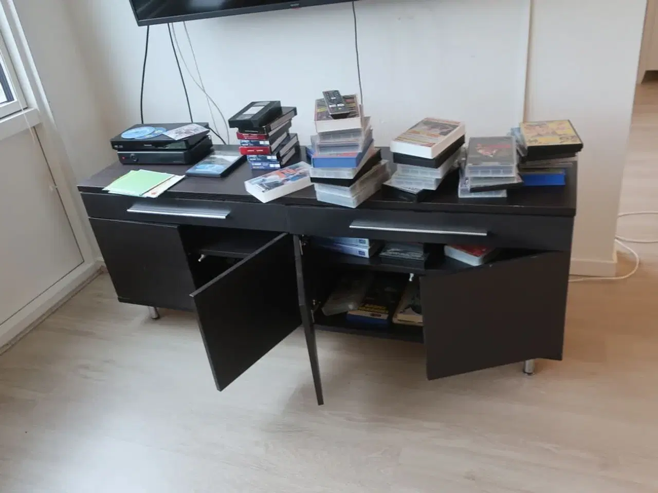 Billede 2 - TV SHARP med TV bænk m.m.