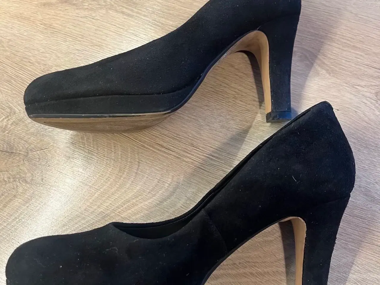 Billede 2 - Sorte Clarks højhælet sko