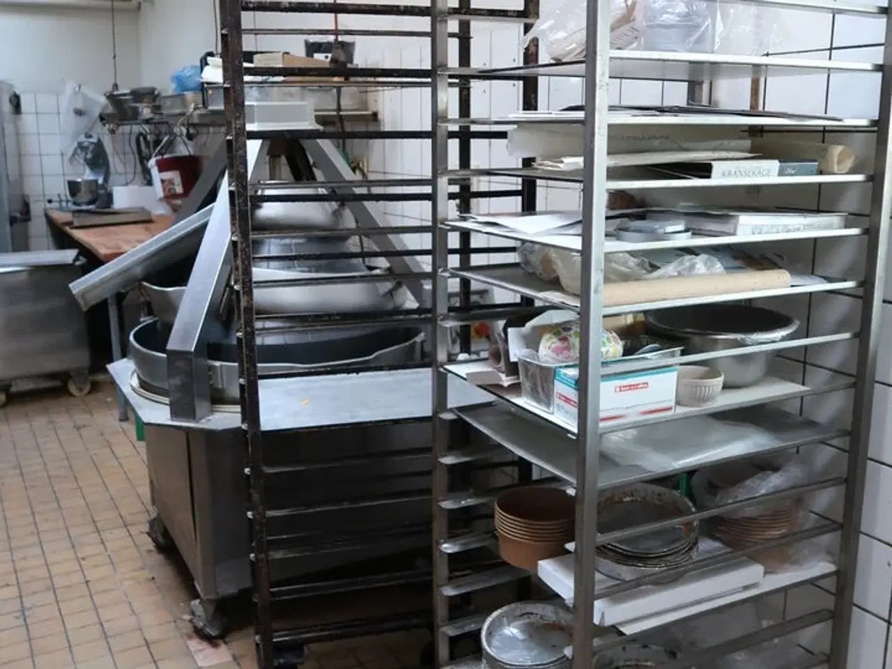 Billede 1 - 2 stk. stikvogne med div. Bageplader og forme