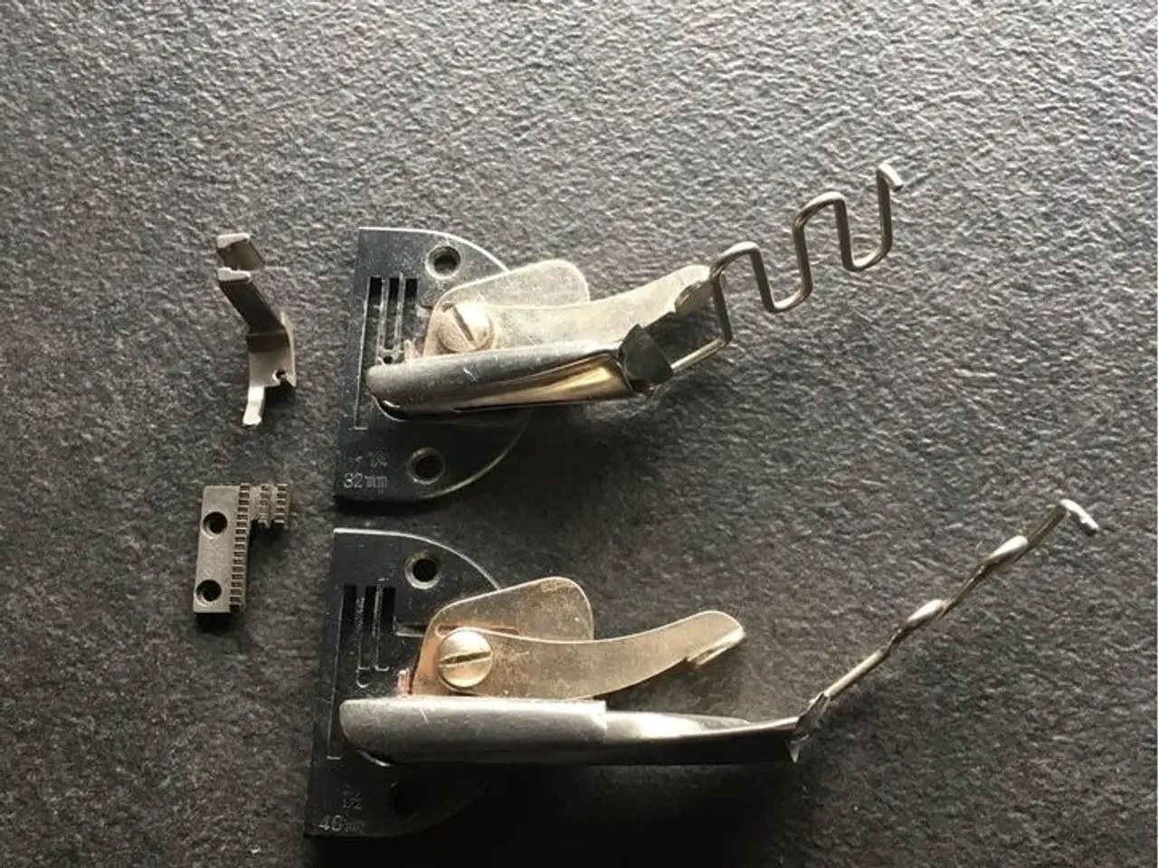 Billede 1 - Kantbåndfødder fra nedlagt systue